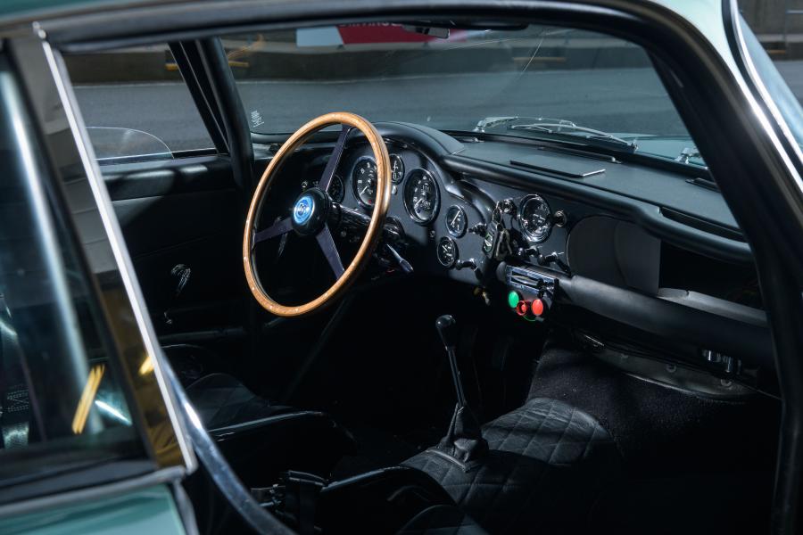Интерьер Aston Martin DB4 GT Continuation 2017 года  (WW) (фото 49 из 83)